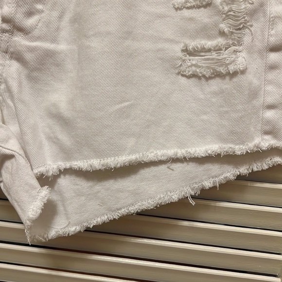 21. Blank NYC Hi Rise Rigid Distressed Shorts in White, Size 31 - Picture 9 of 16